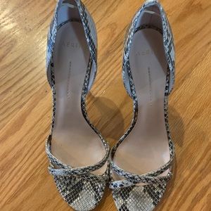 Beautiful snakeskin size 8 heels